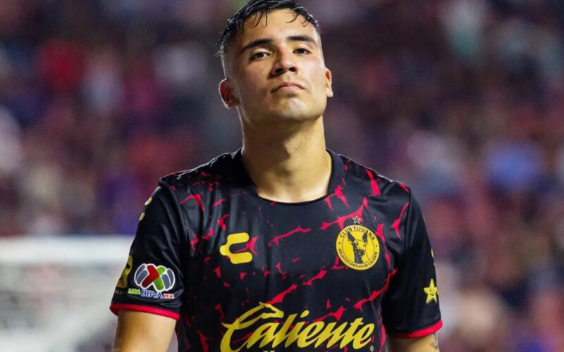 Primer plano de Nicolás Díaz con la camiseta del Xolos de Tijuana.