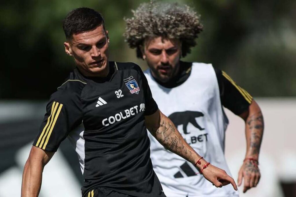 Lucas Cepeda y Maximiliano Falcón durante un entrenamiento de Colo-Colo en el Estadio Monumental.