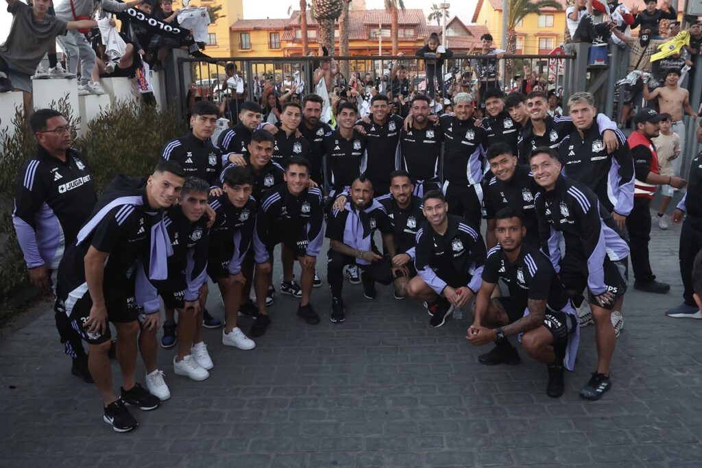 Plantel de Colo-Colo reunido fuera del hotel Diego de Almagro para finalizar su pretemporada en La Serena.