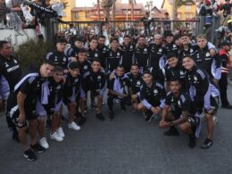 Plantel de Colo-Colo reunido fuera del hotel Diego de Almagro para finalizar su pretemporada en La Serena.