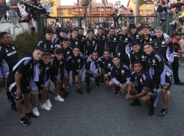 Plantel de Colo-Colo reunido fuera del hotel Diego de Almagro para finalizar su pretemporada en La Serena.