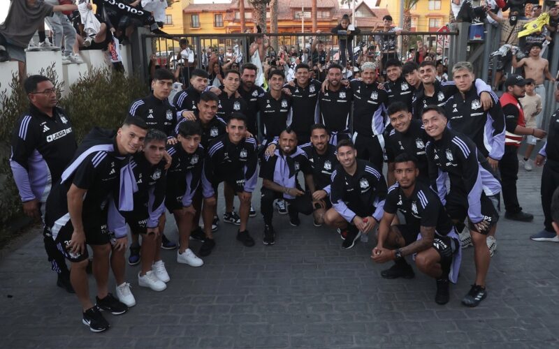 Plantel de Colo-Colo reunido fuera del hotel Diego de Almagro para finalizar su pretemporada en La Serena.