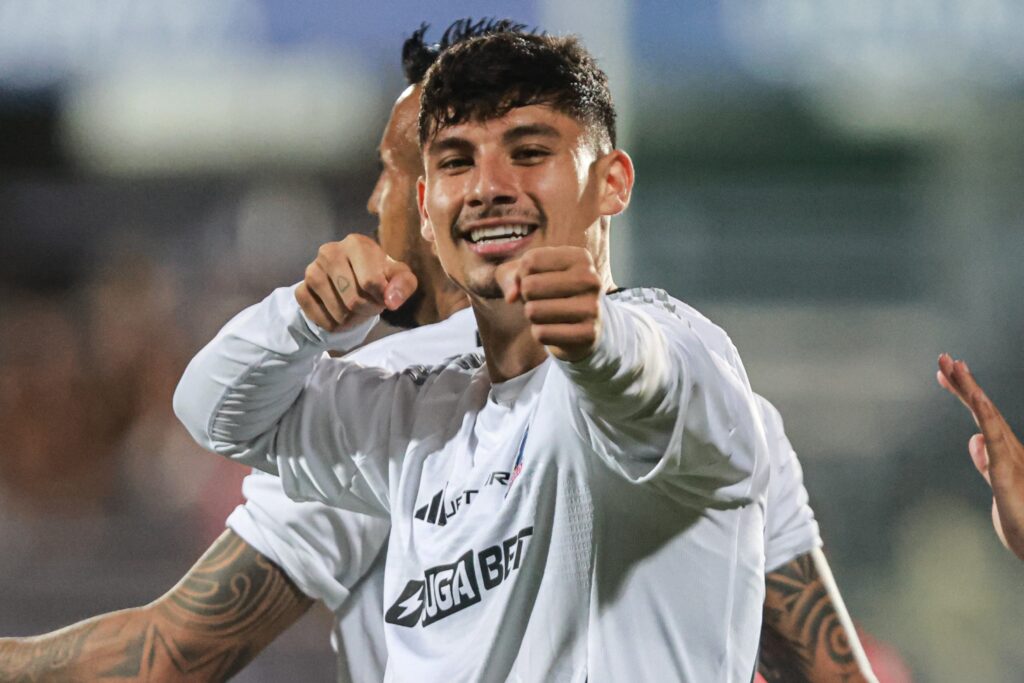 Alexander Oroz celebrando su gol con la camiseta de Colo-Colo.