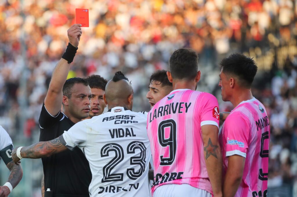 Arturo Vidal siendo expulsado en el partido frente a Magallanes.