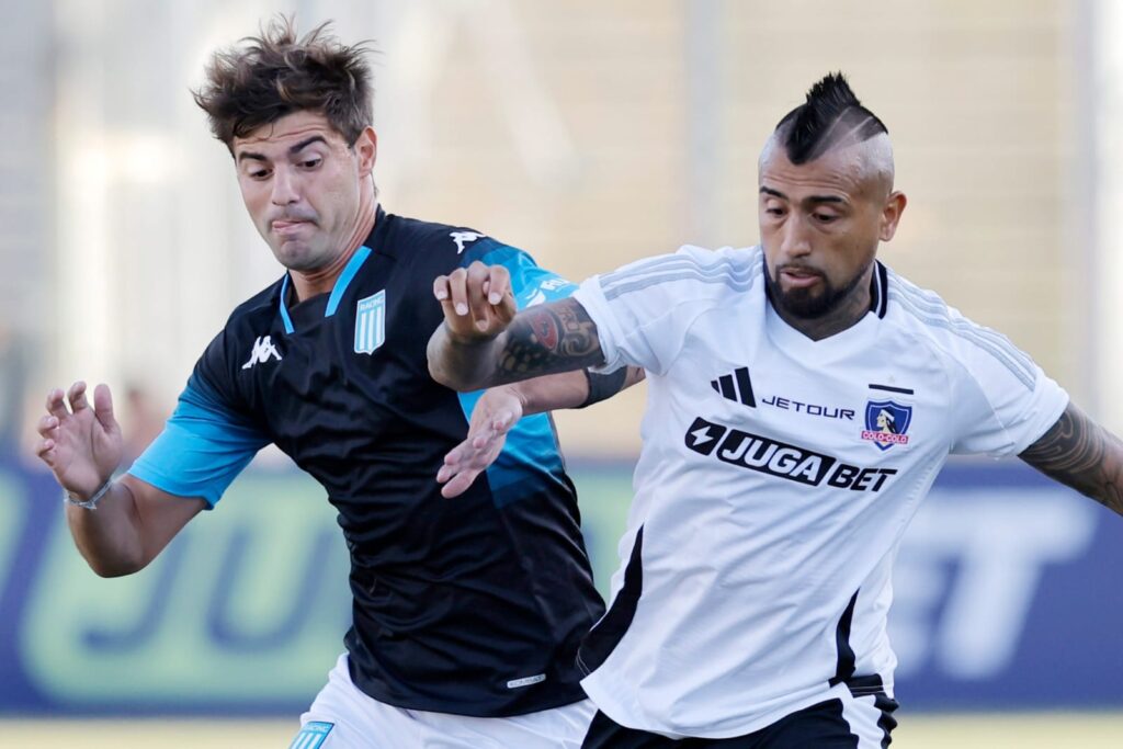 Arturo Vidal disputando un balón en el amistoso de Colo-Colo frente a Racing Club.