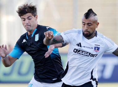 Arturo Vidal disputando un balón en el amistoso de Colo-Colo frente a Racing Club.