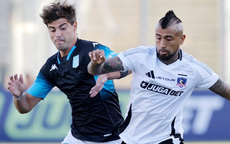 Arturo Vidal disputando un balón en el amistoso de Colo-Colo frente a Racing Club.