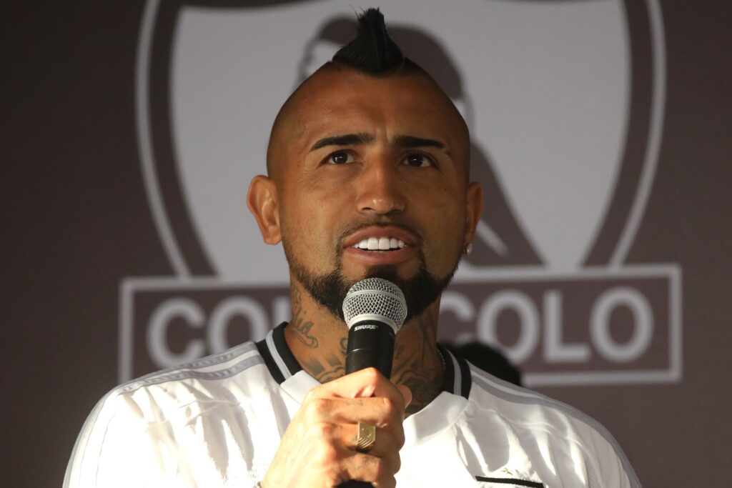 Arturo Vidal en una presentación con Colo-Colo.