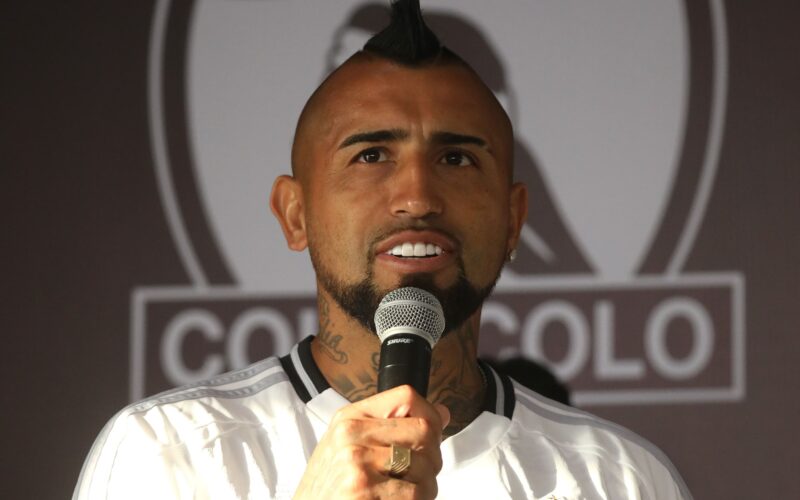 Arturo Vidal en una presentación con Colo-Colo.