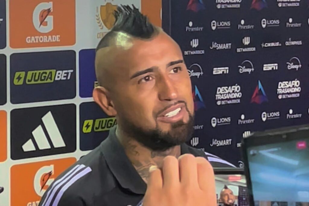 Arturo Vidal en la zona mixta.