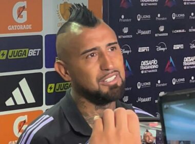 Arturo Vidal en la zona mixta.