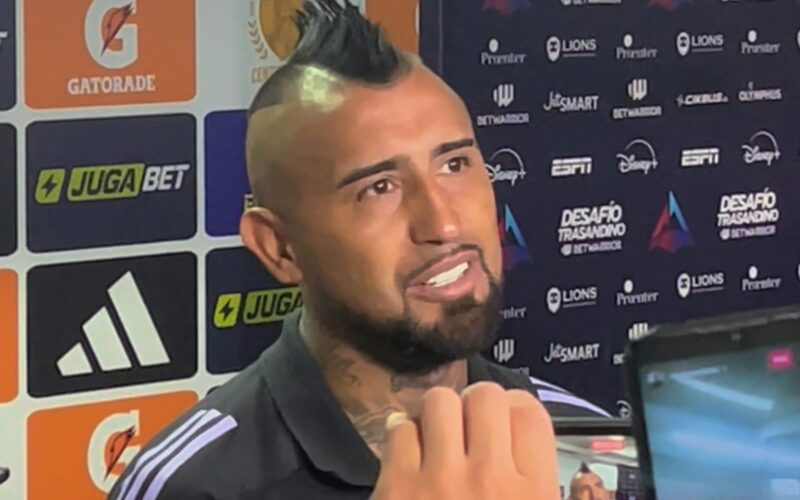 Arturo Vidal en la zona mixta.