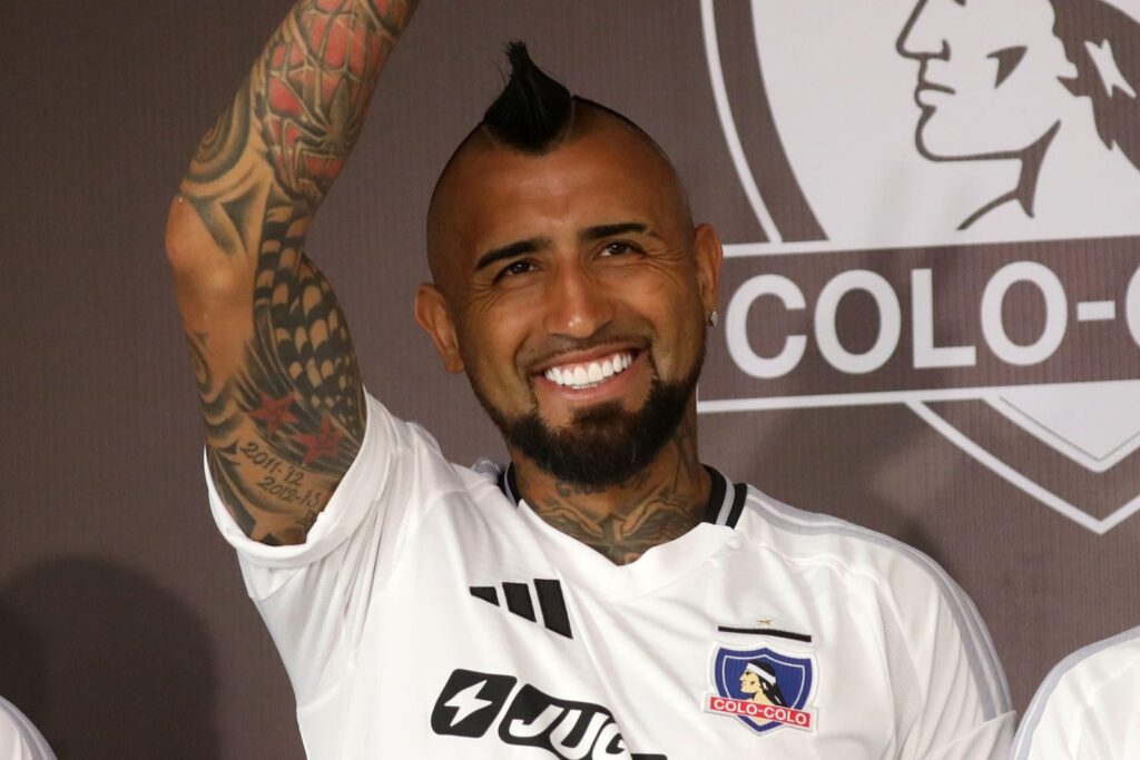 Arturo Vidal sonriendo con la camiseta de Colo-Colo.