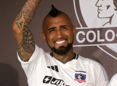 Arturo Vidal sonriendo con la camiseta de Colo-Colo.