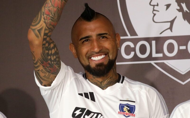 Arturo Vidal sonriendo con la camiseta de Colo-Colo.