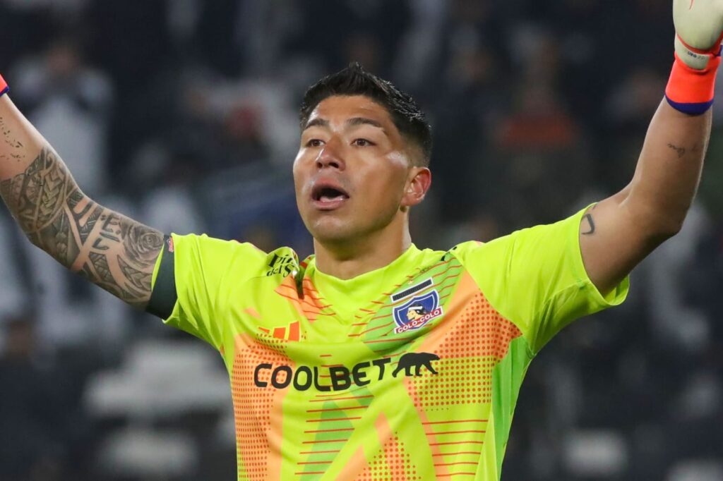 Brayan Cortés con la camiseta de Colo-Colo.