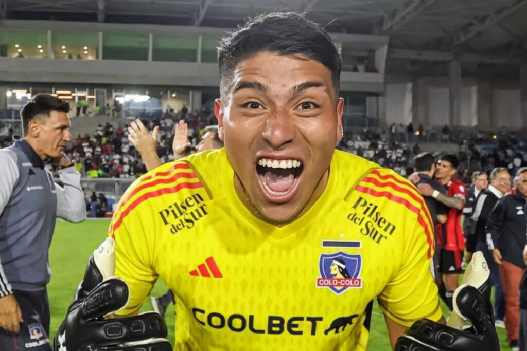 Brayan Cortés con la camiseta de Colo-Colo.