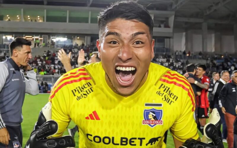 Brayan Cortés con la camiseta de Colo-Colo.