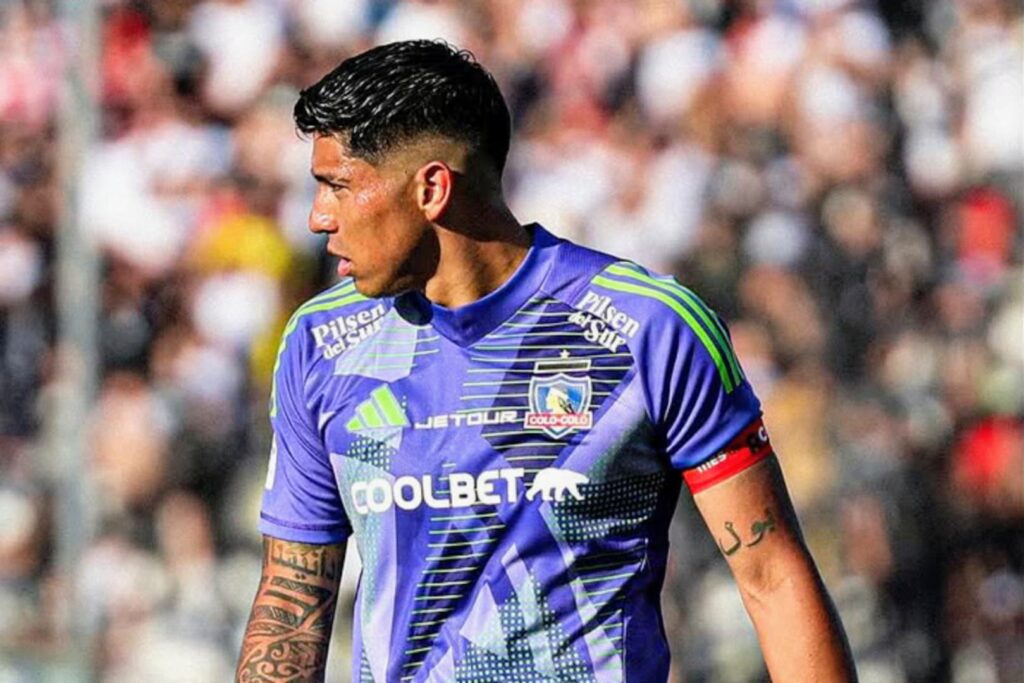 Brayan Cortés con la camiseta de Colo-Colo.