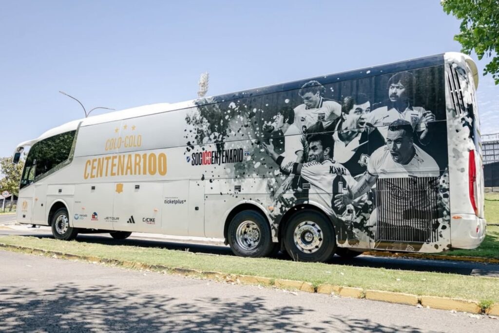 Bus Gira Centenario en el Estadio Monumental