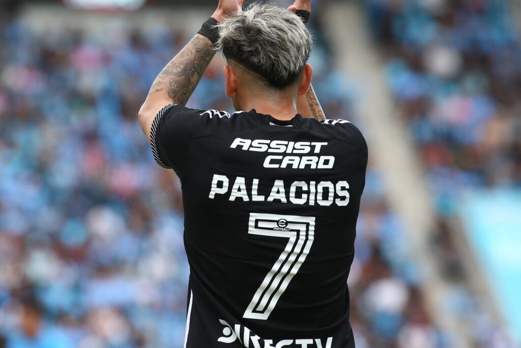 Carlos Palacios de espalda con la camiseta negra de Colo-Colo.