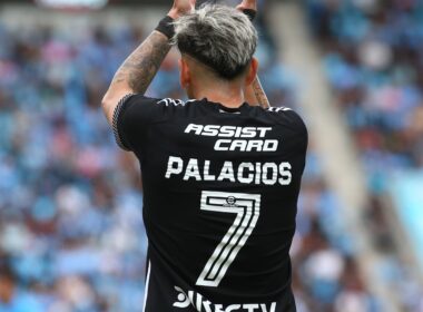 Carlos Palacios de espalda con la camiseta negra de Colo-Colo.