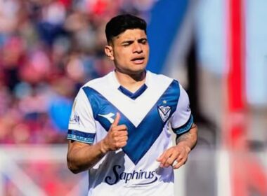 Claudio Aquino con la camiseta de Vélez Sarsfield.