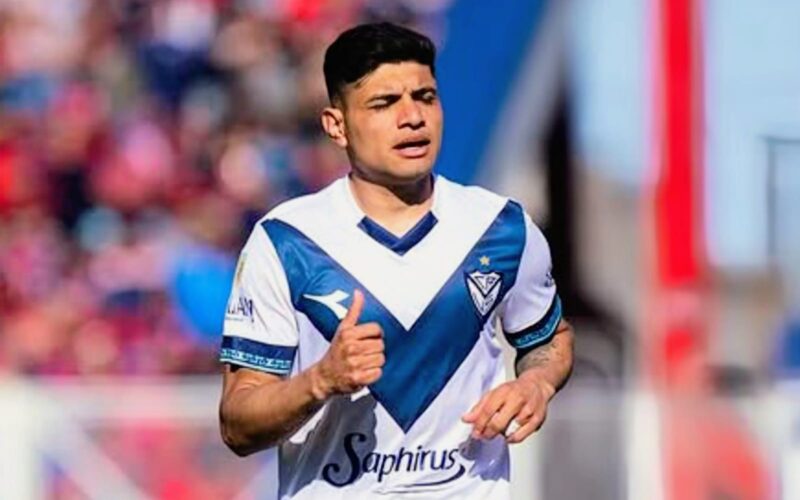 Claudio Aquino con la camiseta de Vélez Sarsfield.