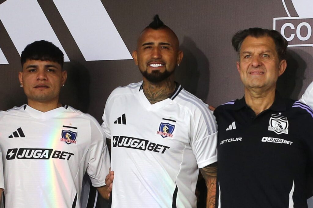 Claudio Aquino, Arturo Vidal y Aníbal Mosa durante la presentación de la nueva camiseta de Colo-Colo.