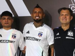 Claudio Aquino, Arturo Vidal y Aníbal Mosa durante la presentación de la nueva camiseta de Colo-Colo.