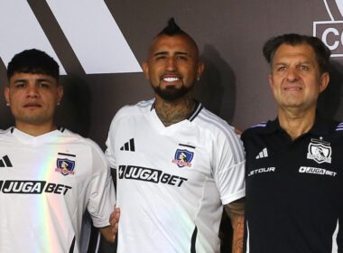 Claudio Aquino, Arturo Vidal y Aníbal Mosa durante la presentación de la nueva camiseta de Colo-Colo.