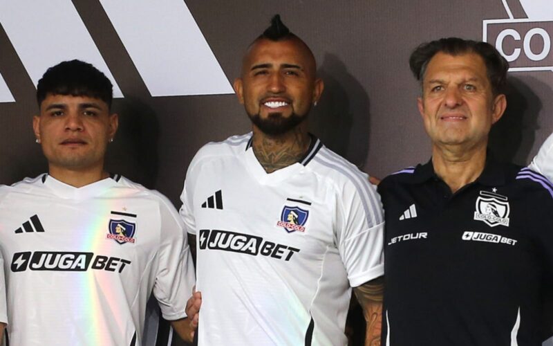 Claudio Aquino, Arturo Vidal y Aníbal Mosa durante la presentación de la nueva camiseta de Colo-Colo.