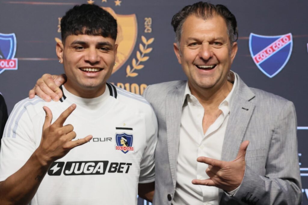 Claudio Aquino y Aníbal Mosa durante la presentación del futbolista en el Estadio Monumental.