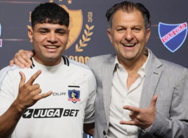 Claudio Aquino y Aníbal Mosa durante la presentación del futbolista en el Estadio Monumental.