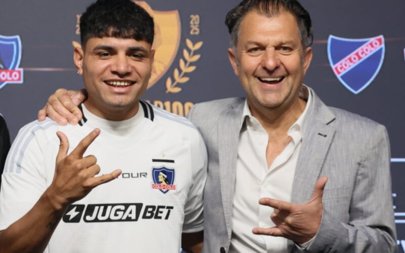 Claudio Aquino y Aníbal Mosa durante la presentación del futbolista en el Estadio Monumental.