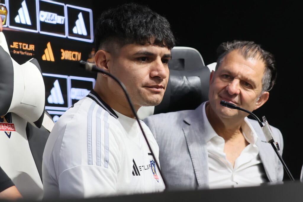 Claudio Aquino y Aníbal Mosa durante la presentación del futbolista.