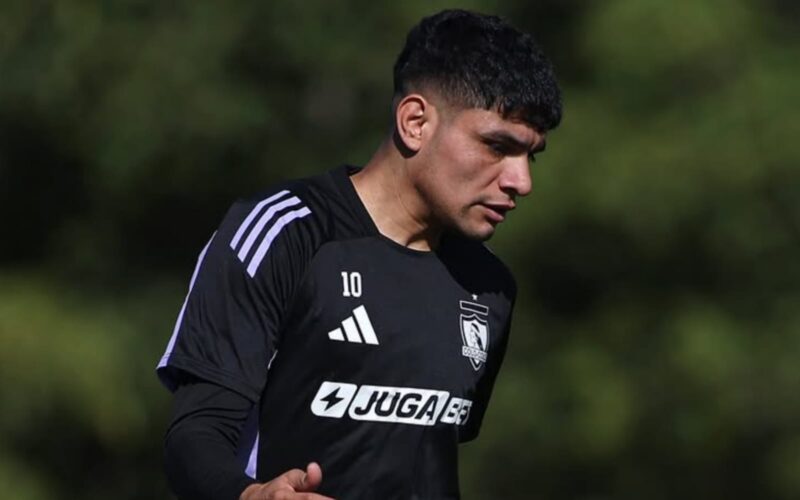 Claudio Aquino con la camiseta de Colo-Colo en un entrenamiento.