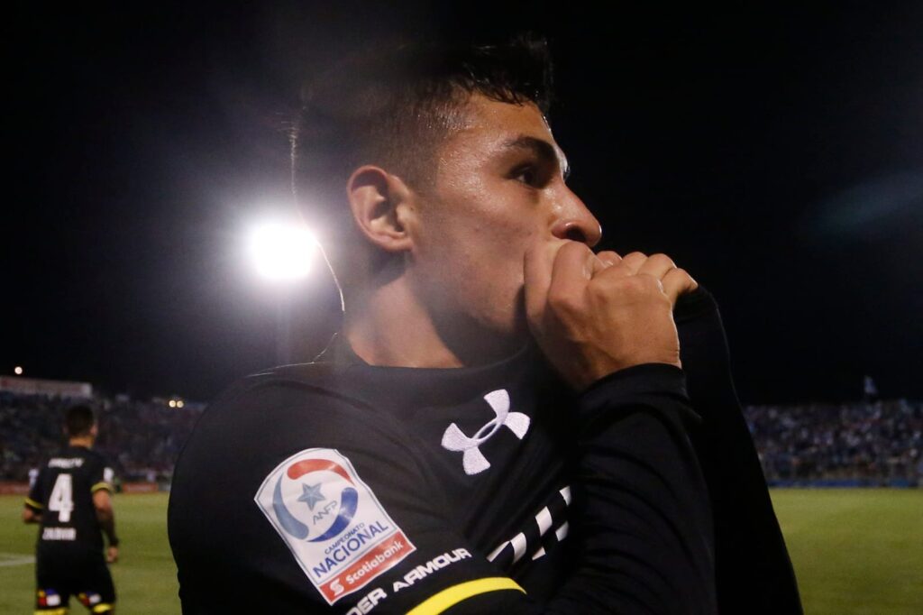 Claudio Baeza besando el escudo de Colo-Colo tras anotarle un gol a Universidad Católica en el Estadio San Carlos de Apoquindo.