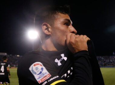 Claudio Baeza besando el escudo de Colo-Colo tras anotarle un gol a Universidad Católica en el Estadio San Carlos de Apoquindo.