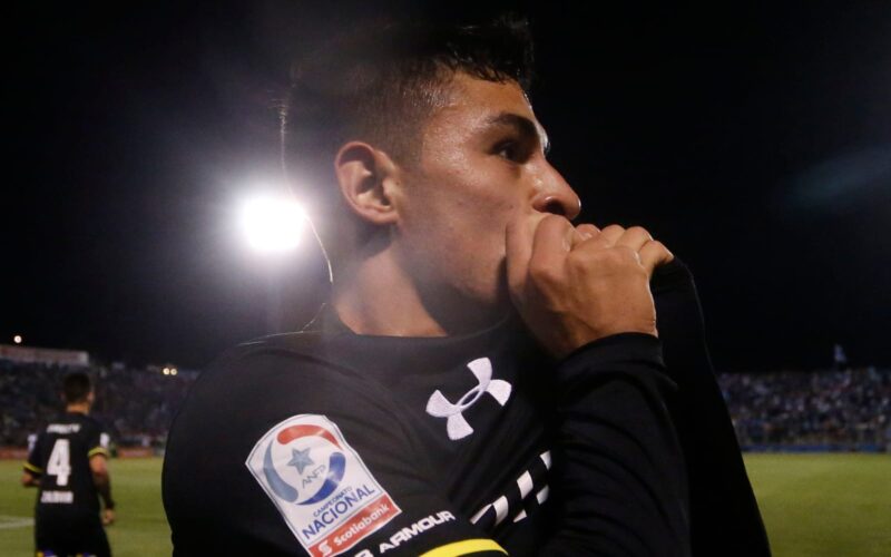 Claudio Baeza besando el escudo de Colo-Colo tras anotarle un gol a Universidad Católica en el Estadio San Carlos de Apoquindo.