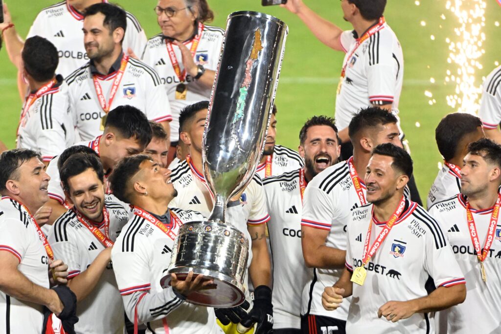 Colo-Colo celebrando el título de campeón de Copa Chile 2023.