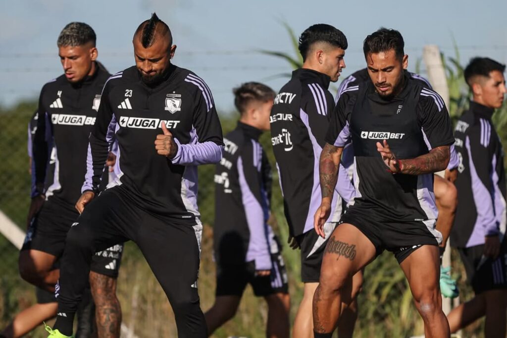 Arturo Vidal y Marcos Bolados entrenando con Colo-Colo en Uruguay.