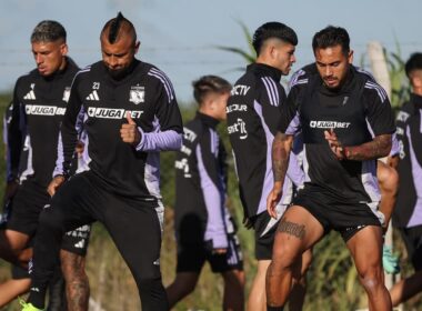 Arturo Vidal y Marcos Bolados entrenando con Colo-Colo en Uruguay.