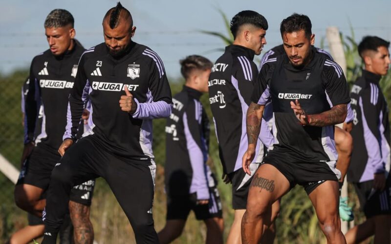 Arturo Vidal y Marcos Bolados entrenando con Colo-Colo en Uruguay.