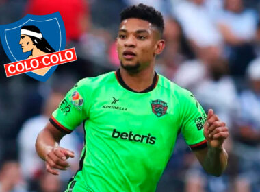 Primer plano de Diego Valoyes junto al escudo de Colo-Colo.