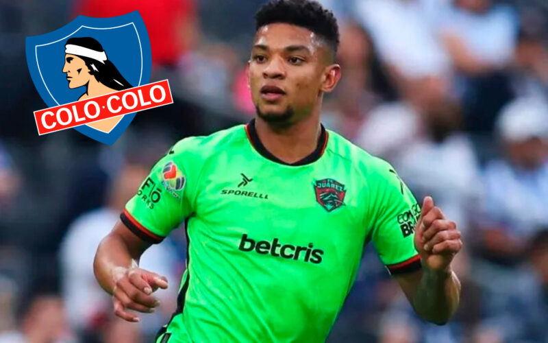 Primer plano de Diego Valoyes junto al escudo de Colo-Colo.