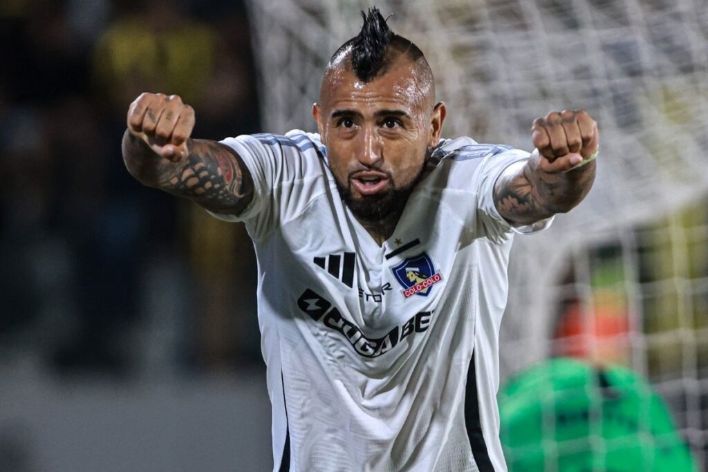 Arturo Vidal celebra su gol con Colo-Colo frente a Peñarol.