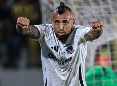 Arturo Vidal celebra su gol con Colo-Colo frente a Peñarol.