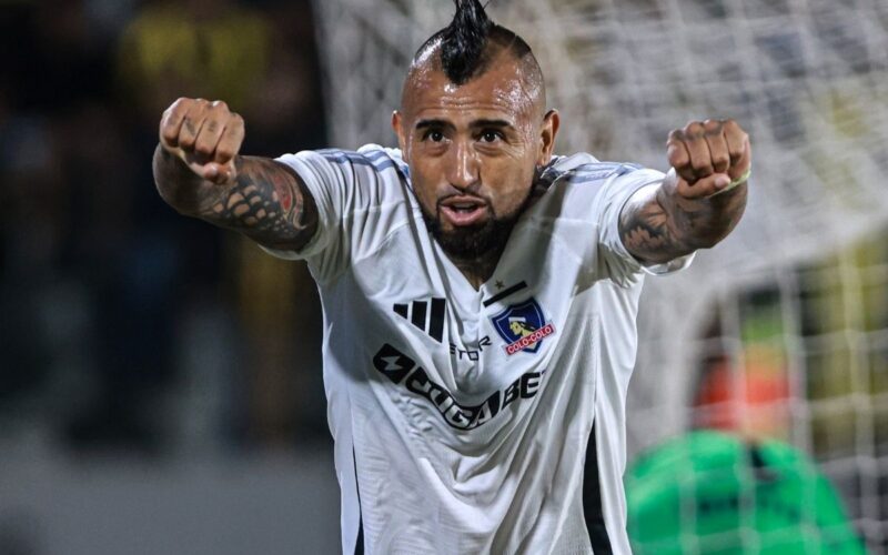 Arturo Vidal celebra su gol con Colo-Colo frente a Peñarol.