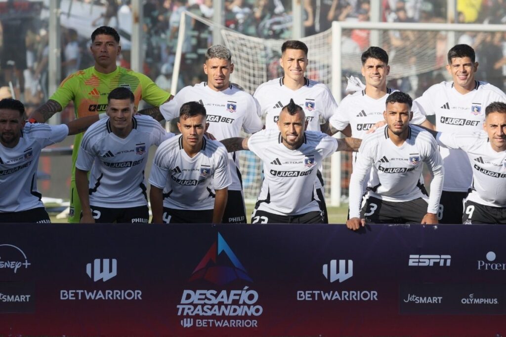 Formación de Colo-Colo para enfrentar a Racing de Avellaneda.